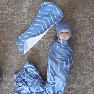 Handcrafted wrap set, perfect for swaddling baby and helps reduce the startle reflex, promoting longer, more restful sleep for your baby in a South African-inspired nursery. Cinnamon and Spice. Featuring ocean blue print