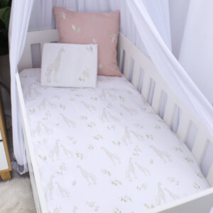 Luxury custom toddler fitted sheet South Africa – soft breathable fabric, handmade by Cinnamon & Spice. Giraffe