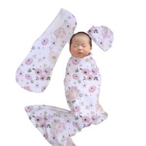 Handcrafted wrap set, perfect for swaddling baby and helps reduce the startle reflex, promoting longer, more restful sleep for your baby in a South African-inspired nursery. Cinnamon and Spice. Featuring Watercolour Wallpaper Scattered flower print