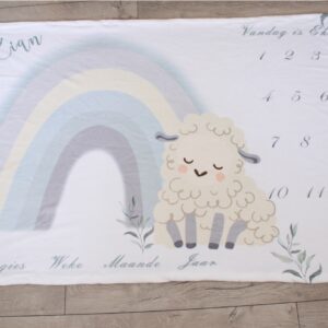 Milestone blanket with monthly markers, soft cotton baby photo prop for capturing growth.